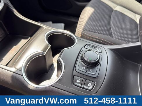 Used 2024 GMC Terrain SLE w/ Driver Convenience Package FWD image 16