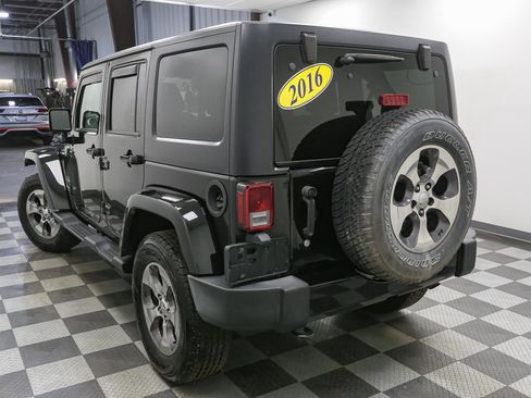 Used 2016 Jeep Wrangler Unlimited Sahara w/ Dual Top Group AWD/4WD image 10