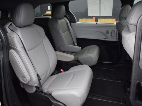 Used 2025 Toyota Sienna XLE image 11