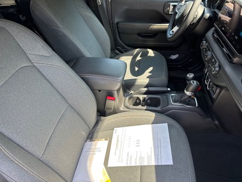 Used 2025 Jeep Wrangler Unlimited Sahara AWD/4WD image 15