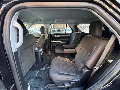 Used 2021 Ford Explorer XLT image 11