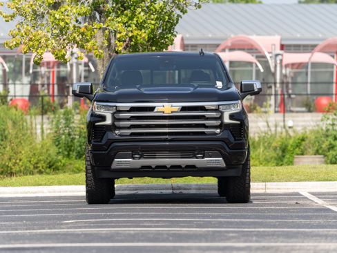 Used 2025 Chevrolet Silverado 1500 High Country w/ Technology Package AWD/4WD image 36
