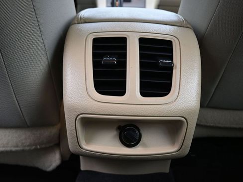 Used 2017 Ford Taurus SE image 30