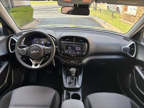 Used 2025 Kia Soul LX w/ LX Technology Package FWD image 30