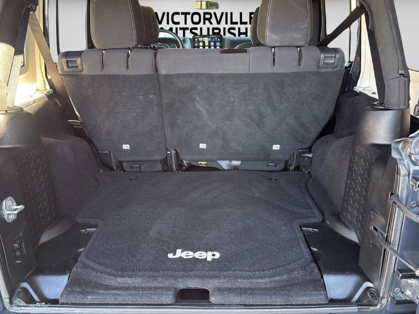 Used 2017 Jeep Wrangler Unlimited Sahara w/ Connectivity Group AWD/4WD image 19