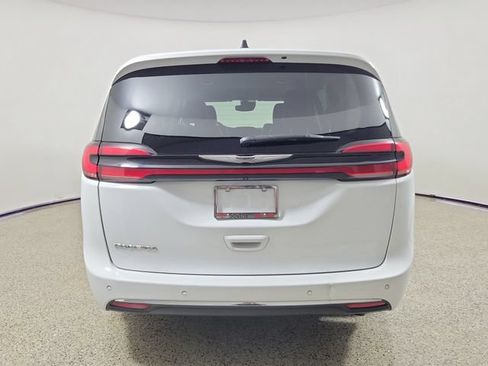 Used 2023 Chrysler Pacifica Touring-L FWD image 6