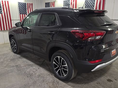 New 2025 Chevrolet TrailBlazer LT w/ Convenience Package image 2