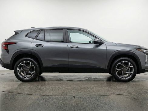 Used 2025 Chevrolet Trax LT FWD image 11