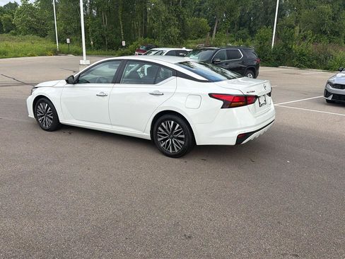 Used 2025 Nissan Altima 2.5 SV FWD image 3