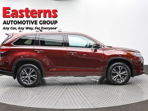 Used 2018 Toyota Highlander Plus AWD/4WD image 4