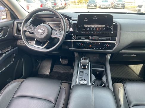 Used 2024 Nissan Pathfinder SL image 17