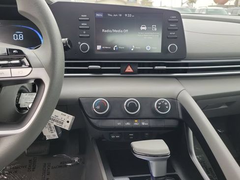 Used 2025 Hyundai Elantra SE FWD image 13