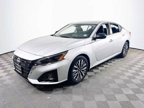 Certified 2024 Nissan Altima 2.5 SV image 1