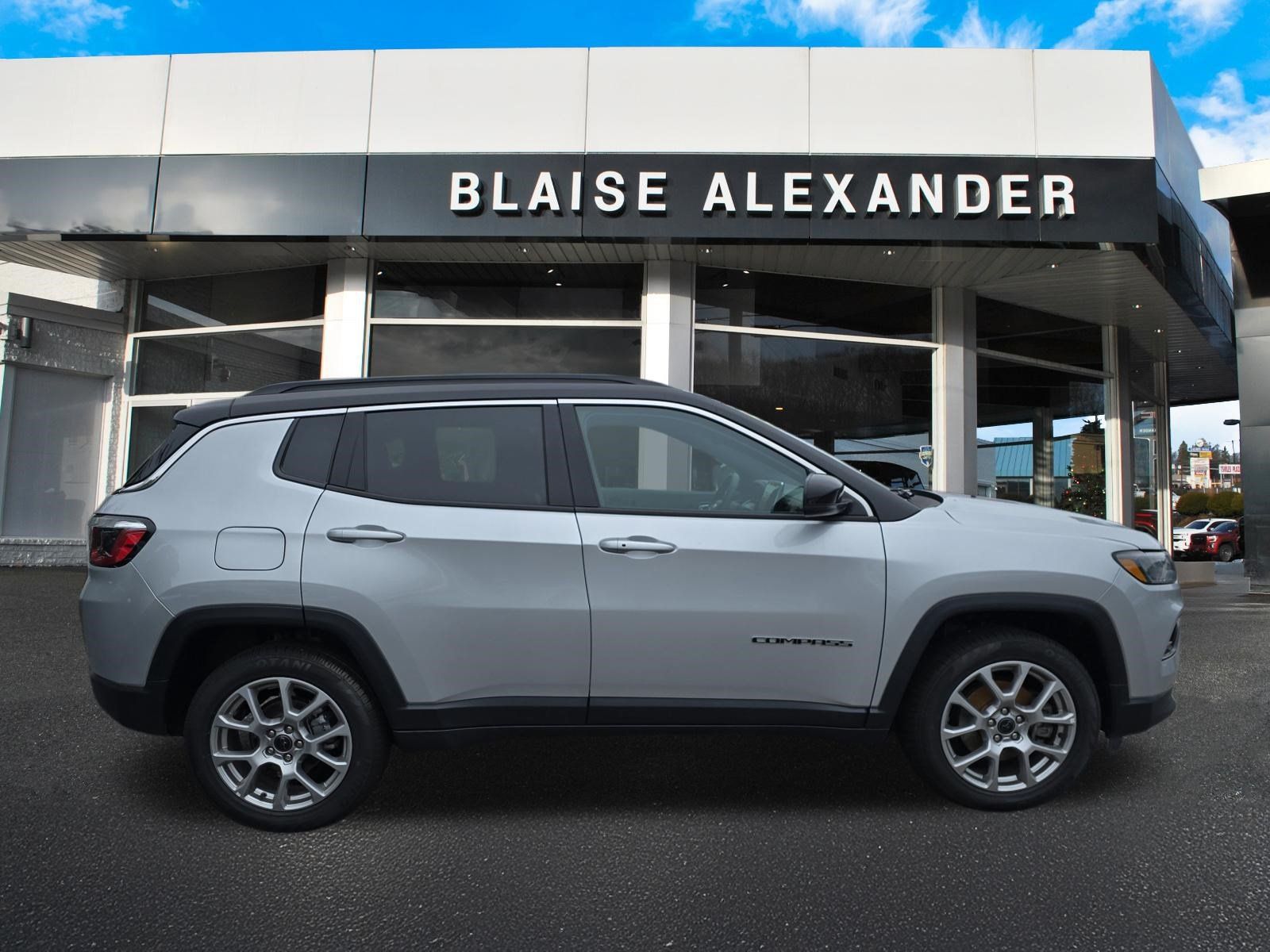 Used 2025 Jeep Compass Limited AWD/4WD image 2