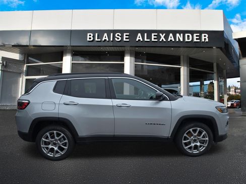 Used 2025 Jeep Compass Limited AWD/4WD image 2