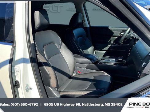 Used 2023 Nissan Pathfinder SL w/ Lighting Package (N92) image 6