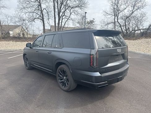 Used 2025 Cadillac Escalade ESV Sport w/ Touring Package image 4