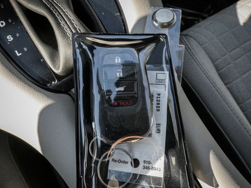 Certified 2025 Honda HR-V LX image 34