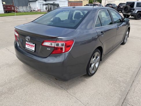 Used 2014 Toyota Camry SE w/ Leather Package FWD image 4