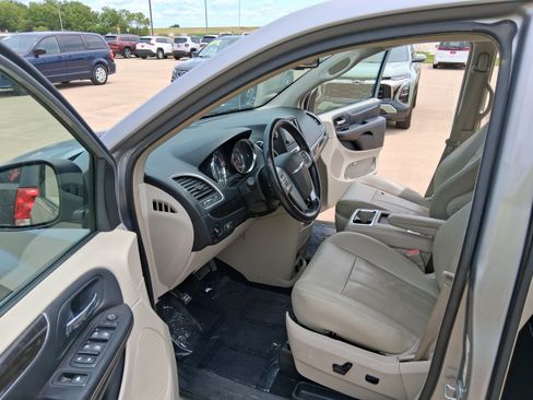 Used 2013 Chrysler Town & Country Touring FWD image 15