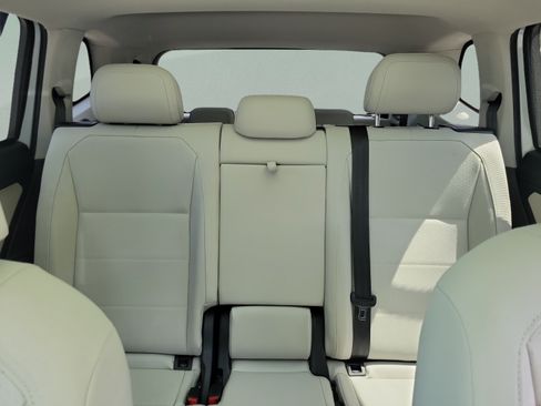 Used 2018 Volkswagen Tiguan SE w/ Panoramic Sunroof Package FWD image 9