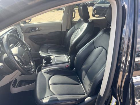 Used 2023 Chrysler Pacifica Touring-L image 28