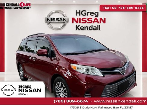 Used 2018 Toyota Sienna XLE w/ XLE Navigation Package FWD image 1