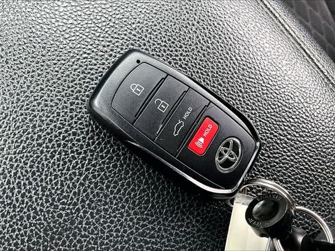 Used 2021 Nissan Titan SV w/ SV Convenience Package image 13