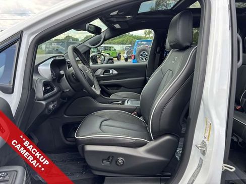 New 2026 Chrysler Pacifica Limited w/ S Appearance Package image 3