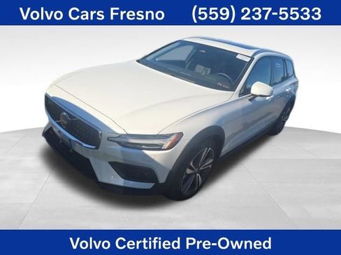 Used 2025 Volvo V60 B5 Cross Country Plus image 1