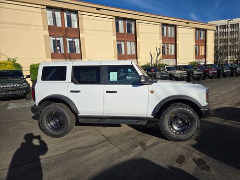 New 2025 Ford Bronco Badlands image 4