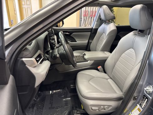 Used 2021 Toyota Highlander XLE image 30