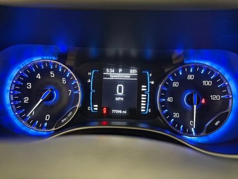 Used 2018 Chrysler Pacifica L FWD image 17