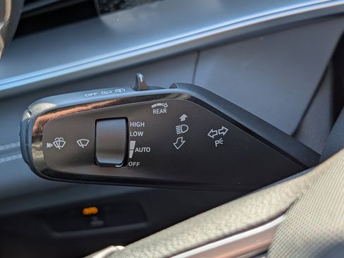 Certified 2025 Volkswagen Tiguan SE AWD/4WD image 28