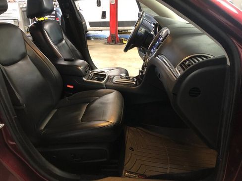 Used 2017 Chrysler 300 Limited image 18