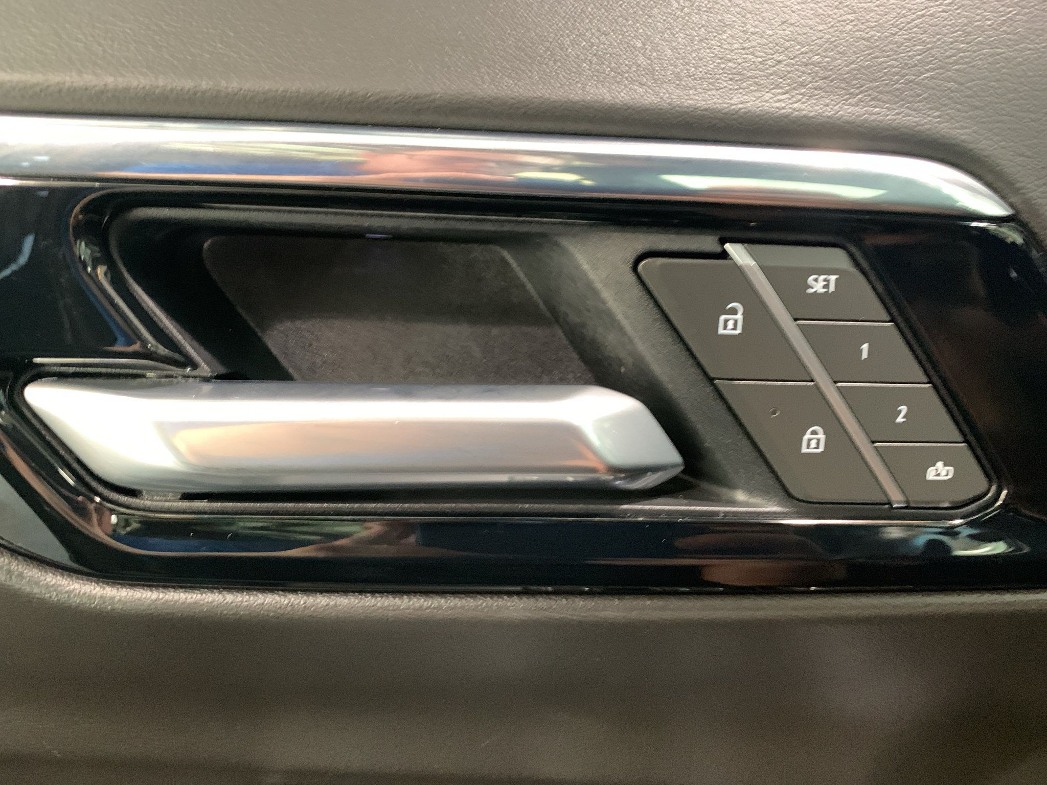 Used 2025 Chevrolet Tahoe High Country AWD/4WD image 33