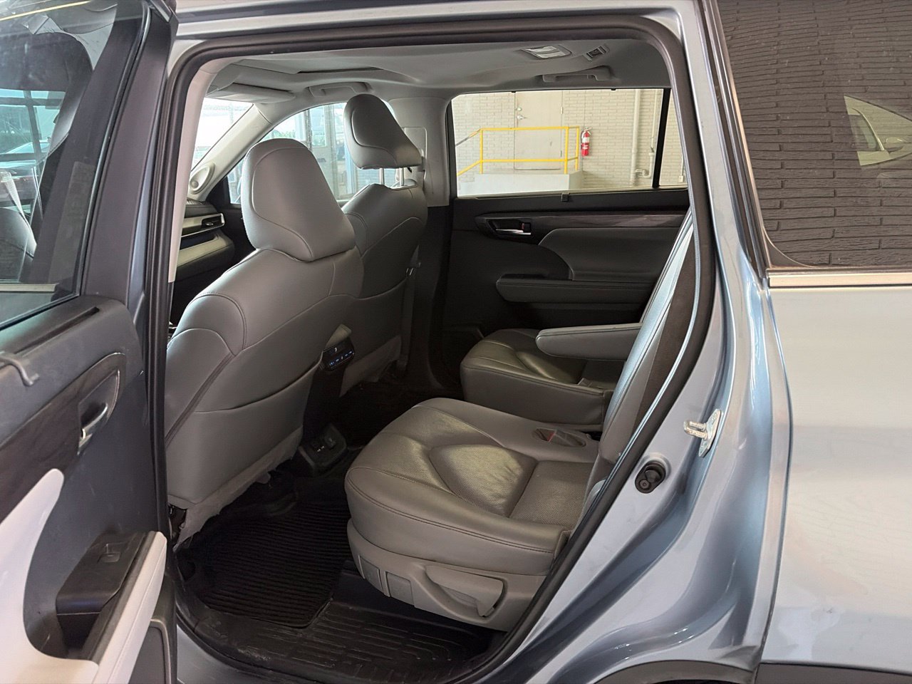 Used 2021 Toyota Highlander Limited FWD image 8