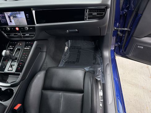 Certified 2025 Porsche Macan image 18
