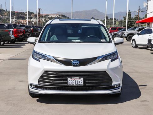 Used 2022 Toyota Sienna XLE w/ XLE Plus Package image 2