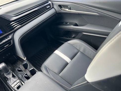 Used 2025 Toyota Camry SE w/ Convenience Package image 15