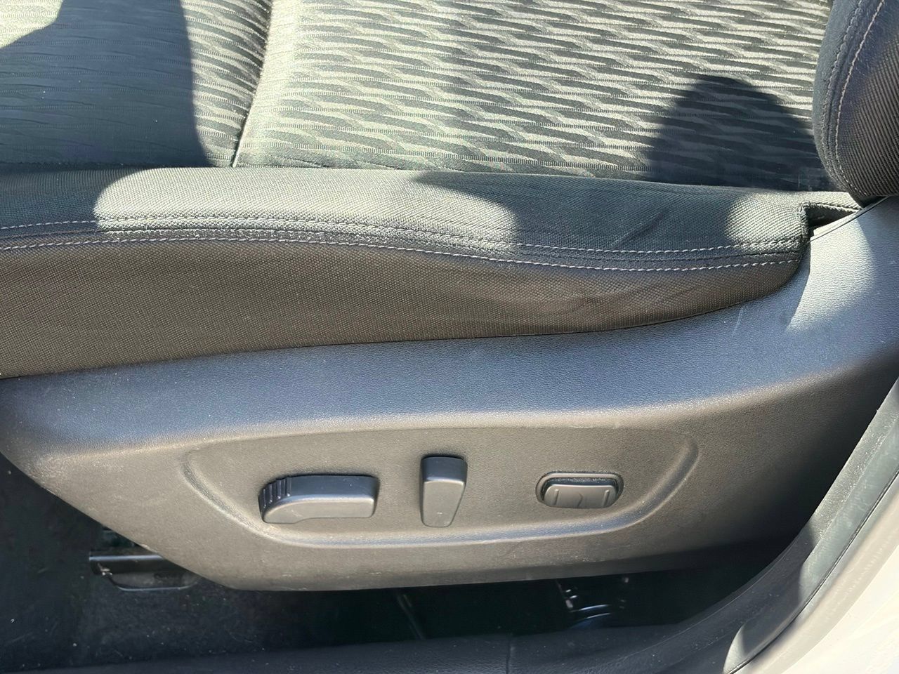 Used 2017 Nissan Rogue SV FWD image 6