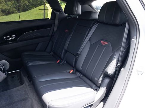 Certified 2024 Bentley Bentayga Extended Wheelbase image 38