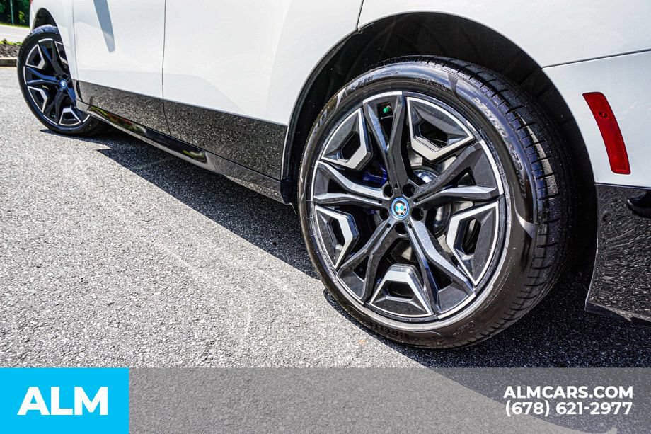 Used 2024 BMW iX xDrive50 w/ Sport Package AWD/4WD image 16