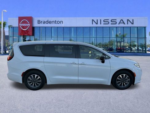 Used 2024 Chrysler Pacifica Select image 4