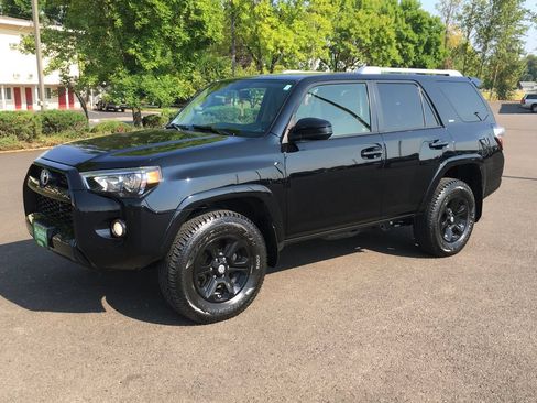 Used 2018 Toyota 4Runner SR5 AWD/4WD image 11