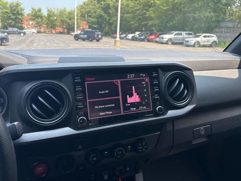 Used 2020 Toyota Tacoma TRD Off-Road w/ Technology Package AWD/4WD image 10