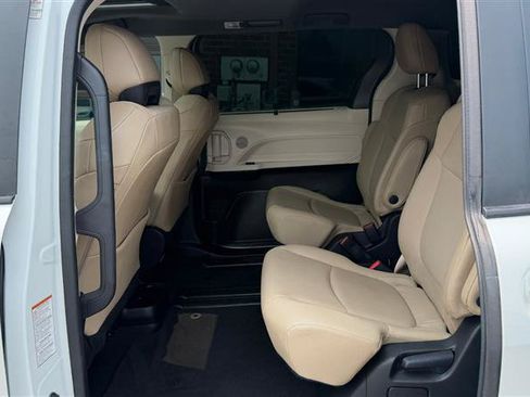 Used 2023 Toyota Sienna XSE FWD image 23