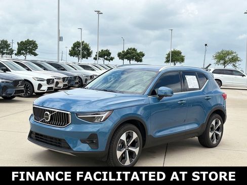 Certified 2025 Volvo XC40 B5 Plus AWD/4WD image 2