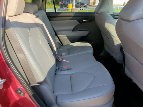 Used 2022 Toyota Highlander XLE image 30