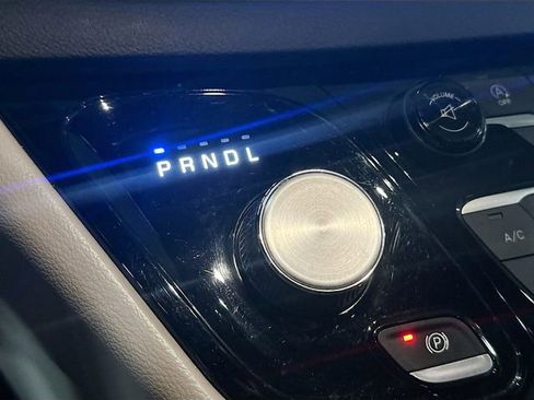 Used 2017 Chrysler Pacifica Touring-L w/ Tire & Wheel Group image 18